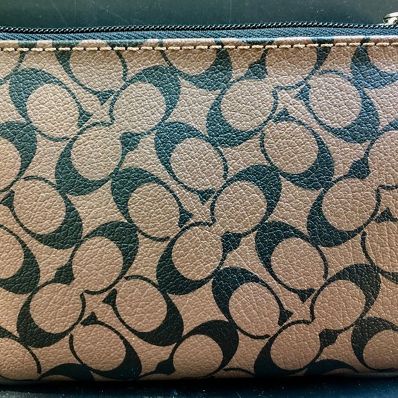 👛Host Pick👛 NWT Coach 4” Zip Wristlet - SV/Brown/Black - F43894 - SBRBK - Picture 2 of 4